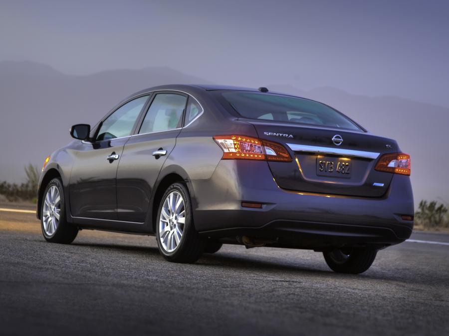  Nissan Sentra SL 2012 года  (фото 9 из 16)
